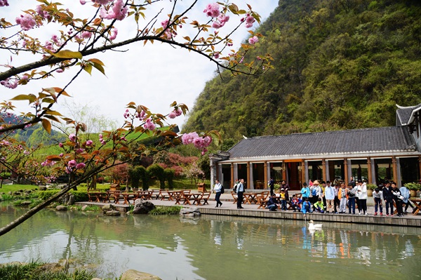 Beautiful Huanglong ecological square on Tomb-sweeping Day