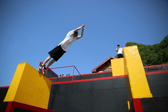 Chinese and Foreign Parkour Players in Huanglong Cave Scenic Area
