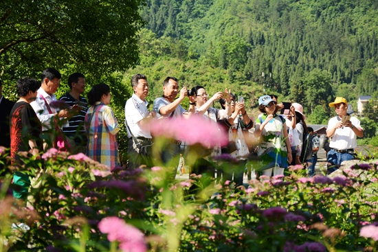 China Tourism Day,Tourists give a thumb to Huanglongdong free scenic area