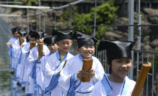 Kids Read Qu Yuan’s Classic Poem On Glass Bridge