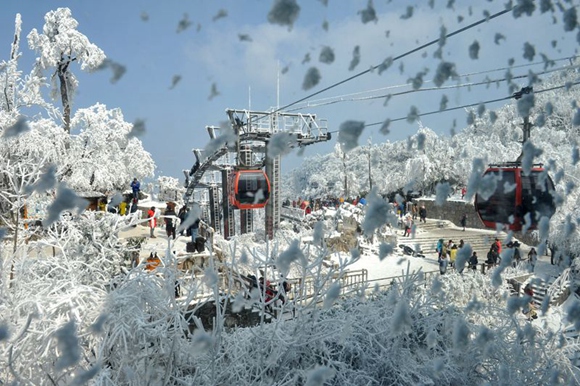 2018 Zhangjiajie Tianmenshan snow scenery is picturesque