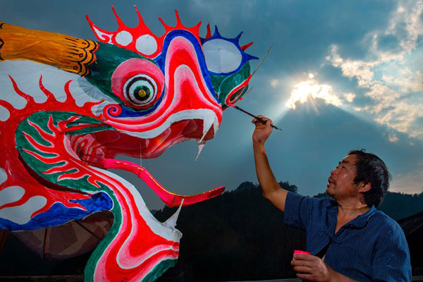 Fire Dragon Dance Performed to Celebrate Lantern Festival