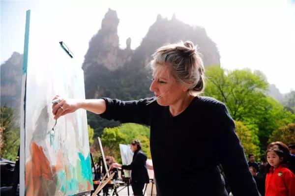 International artists create scenery paintings in Zhangjiajie