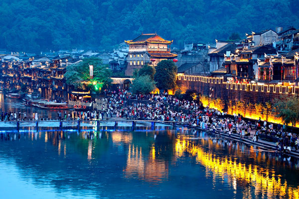 Fenghuang Sees Tourist Peak During Labor Day Holiday