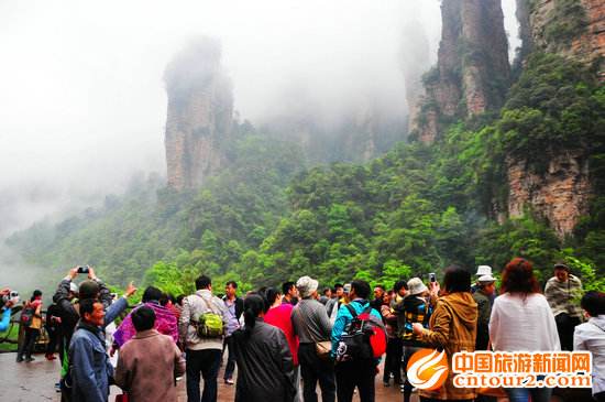 Zhangjiajie core scenic spot is crowded during May Day holiday