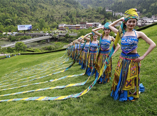 Zhangjiajie miao girls put on a Headscarf show