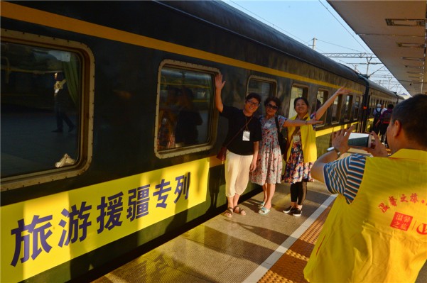 Hunan Launches a Special Train for Tourists to Xinjiang