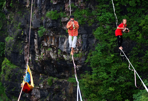Houle Douce Music Performance on slacklines in Tianmenshan
