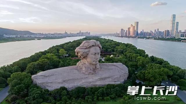 Young Mao Zedong Statue Cleaned up