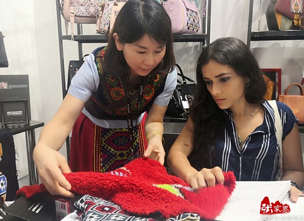 Zhangjiajie Tujia brocade debut at MIPEL International Bag Show