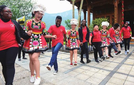 Hunan Overseas Students Visit Luxi County
