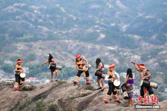 Drum Dance on Shiniuzhai cliff,Pingjiang