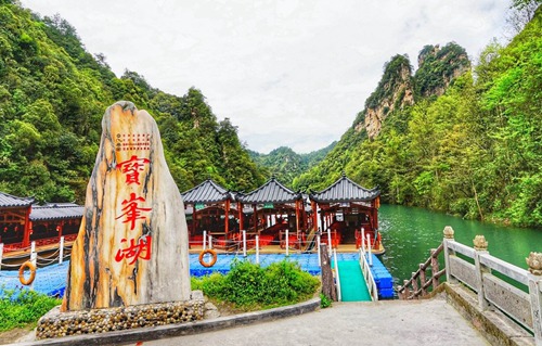 Do half day trip to Baofeng Lake and Huanglong Cave is enough?