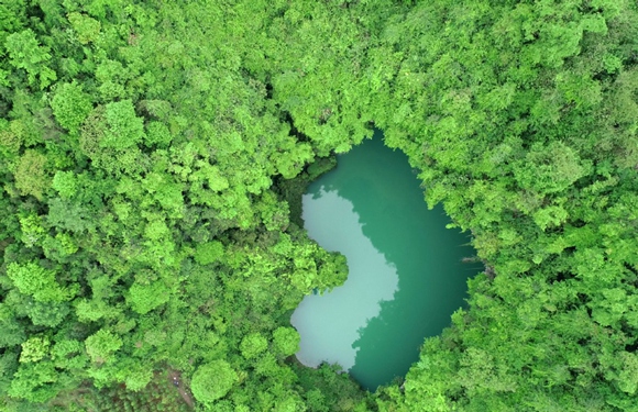 Heart-shaped lake a heavenly find in Zhangjiajie