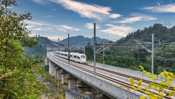 Taking Zhangjihuai High-speed Railway to Explore Western Hunan