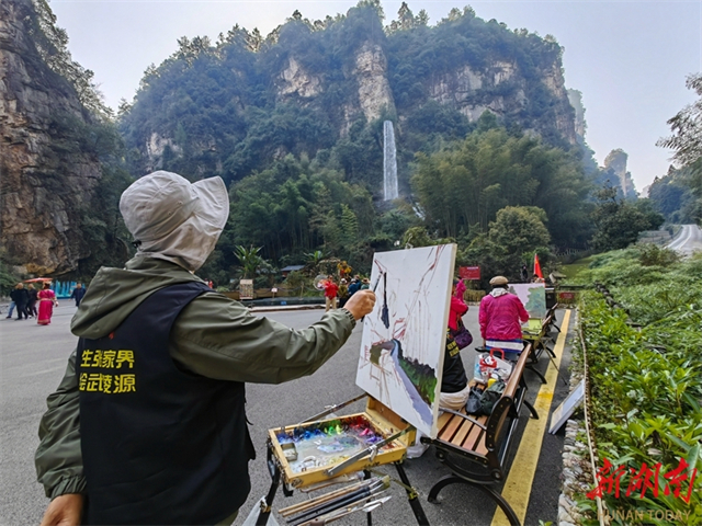 Artists Make Drawings for Zhangjiajie