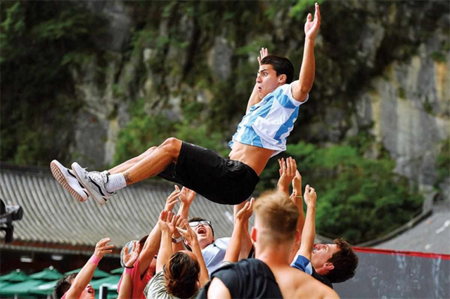 Daredevils Descend on Zhangjiajie's Iconic Tianmen Mountain