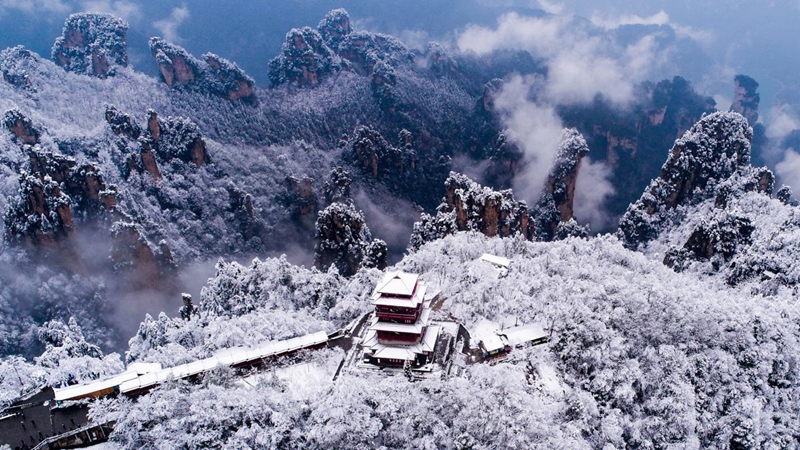 Snowfall transforms Zhangjiajie's scenic area into a wonderland