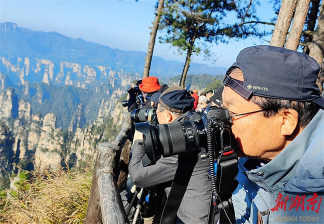 South Korean Photographers Capture Winter Scenery of Zhangjiajie