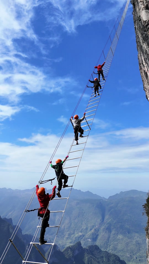 3N4D Zhangjiajie thrilling trip for Canyon Bungee Jumping and Qixing Mountain Skyladder