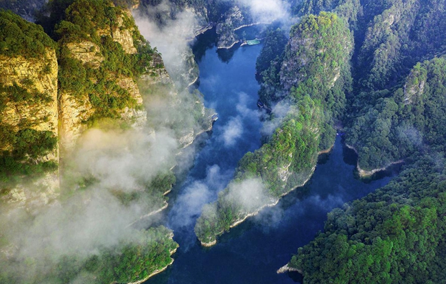 Clear skies unveil autumn splendor at Zhangjiajie Baofeng Lake