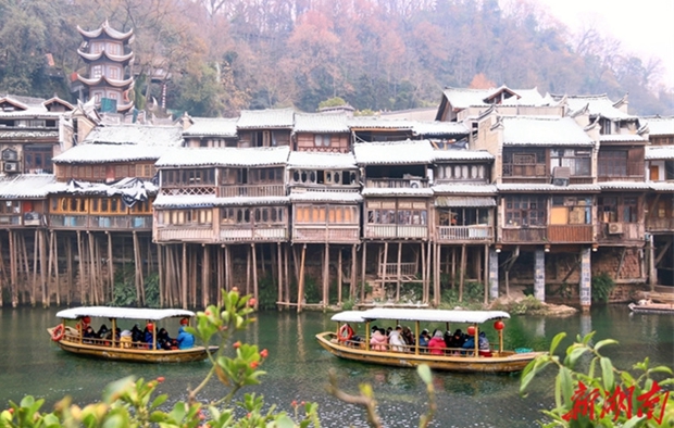 A Boat Ride Through the Snowy Scenery of Fenghuang Ancient Town