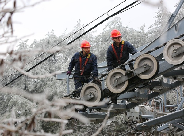 High-altitude ropeway inspection workers under the ice and snow in Huangshizhai