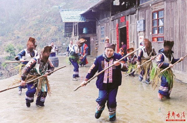 Dongkou People Perform Traditional Folk Dance to Celebrate Lantern Festival