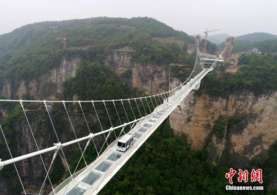 Unmanned bus route on Zhangjiajie glass bridge