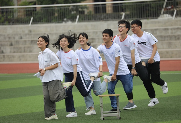 Students beat stress ahead of China Gaokao