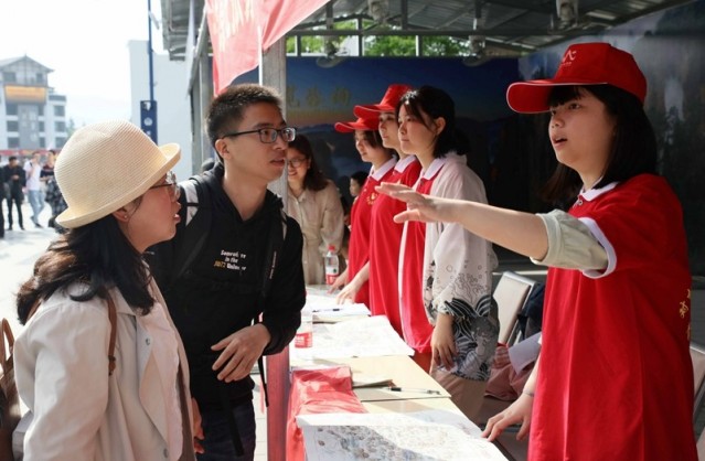 Volunteers Assist Tourists in Zhangjiajie