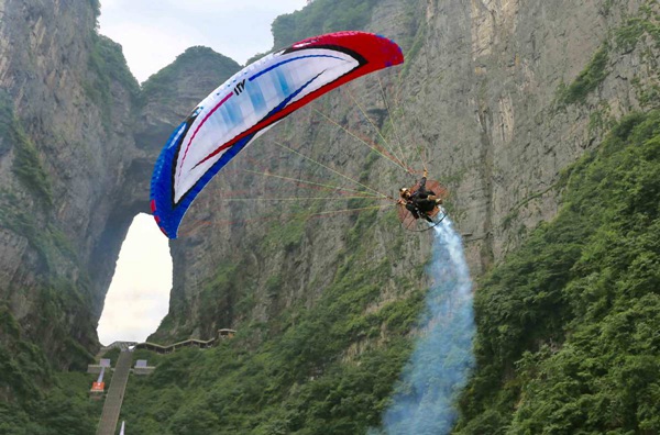 Motorized paragliders to compete at Tianmen Mountain
