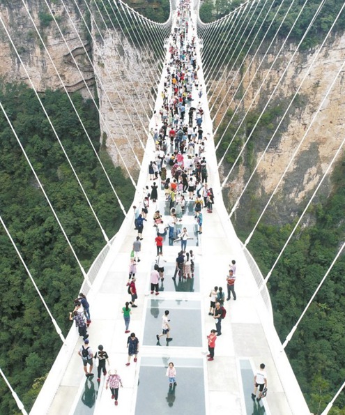 Zhangjiajie Glass Bridge Becomes Hot During Mid-Autumn Festival Holiday