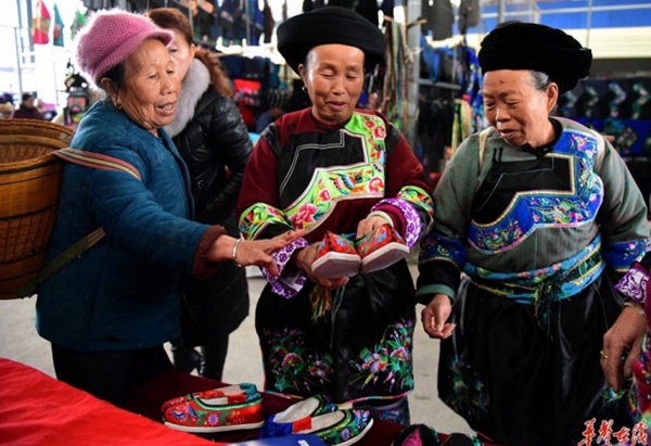 Miao People Purchase New Year Products