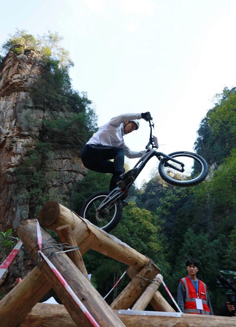 Zhangjiajie daring extreme cyclists navigate challenges of obstacle course 
