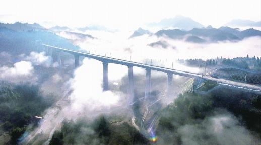 Qianjiang-Zhangjiajie-Changde High-railway Opens to Traffic