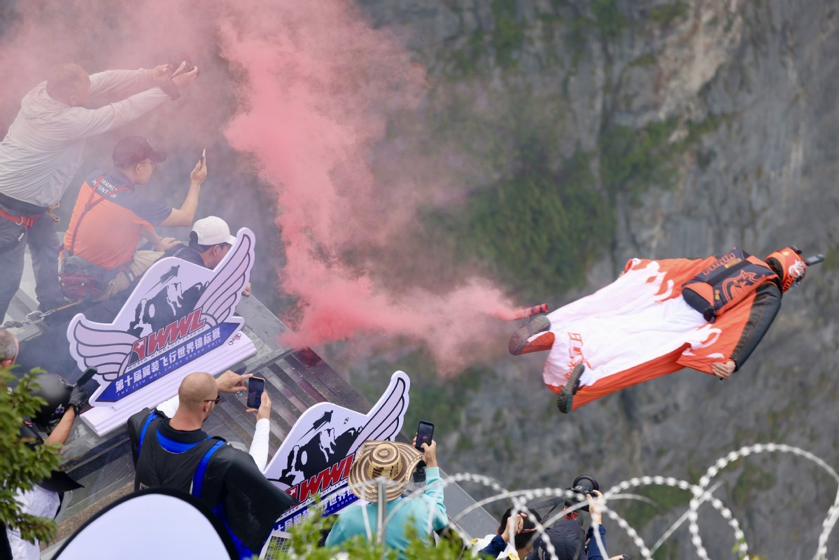 Wingsuit Flying World Championship kicks off in Tianmenshan