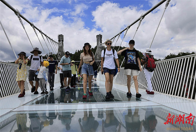 Zhangjiajie Grand Canyon & Glass Bridge Gains Popularity Among Foreign Tourists