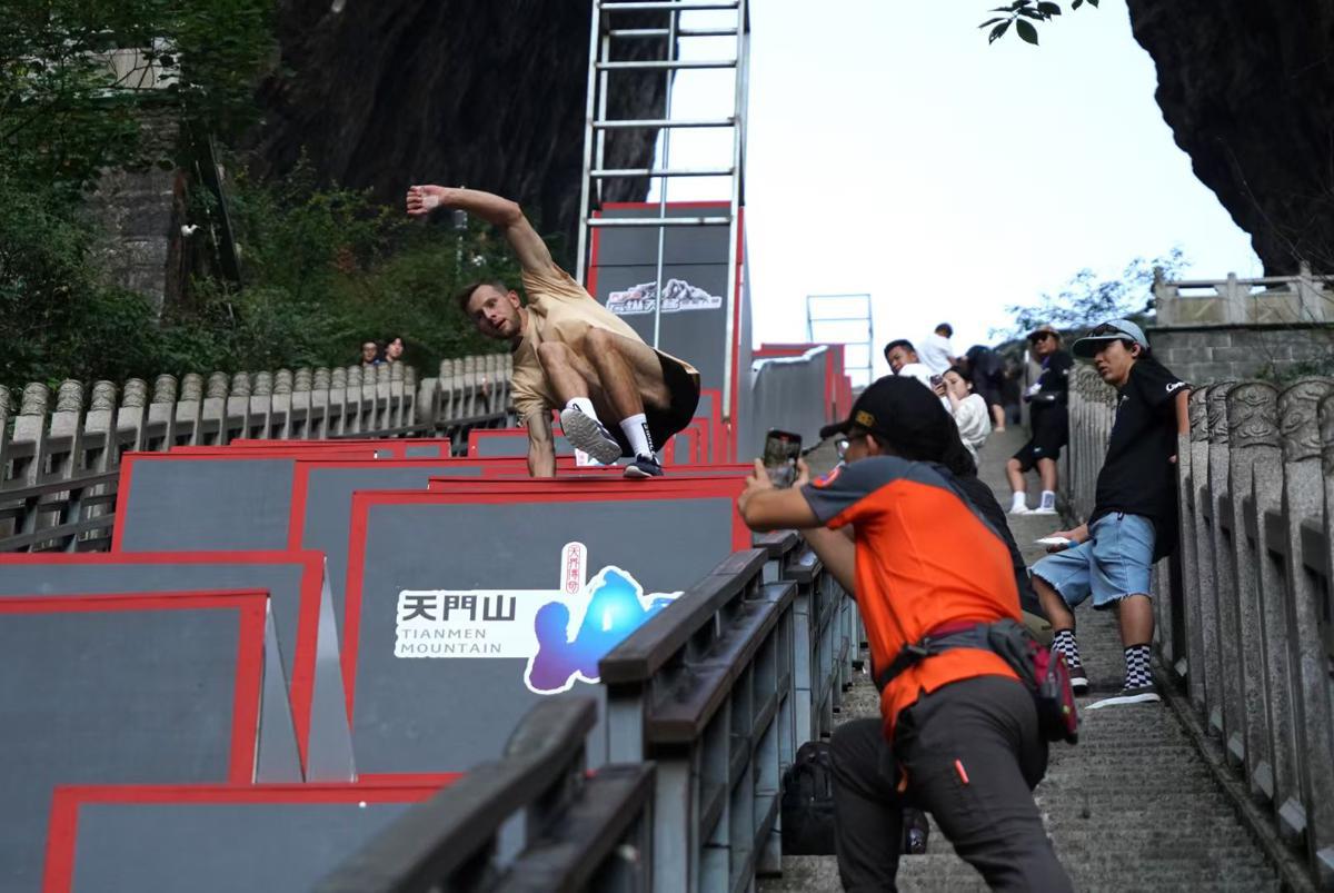 Tianmenshan Park Hosts Global Parkour Race