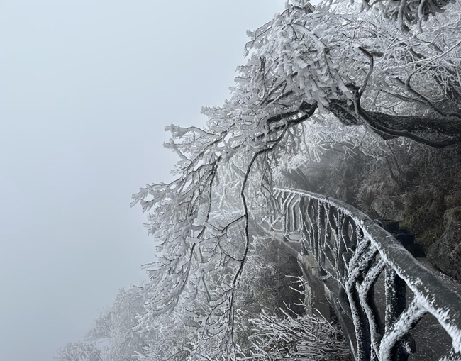 tianmenshan snow1.jpg